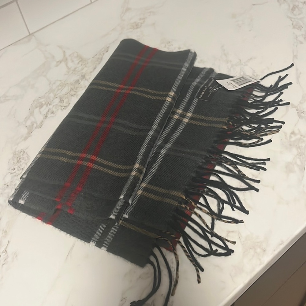 D&Y Softer Than Cashmere Plaid Scarf. New With Tags.